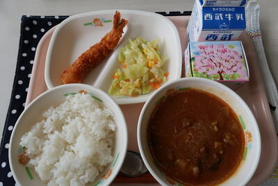 ビーフカレー、エビフライ、コールスローサラダ、ご飯、牛乳、お祝いケーキ