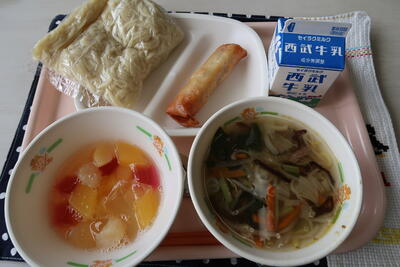 塩ラーメン、春巻、フルーツポンチ、中華麺、牛乳