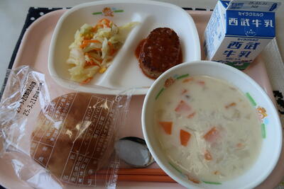 ハンバーグのデミグラスソース、フレンチサラダ、クラムチャウダー、ブールパン、牛乳