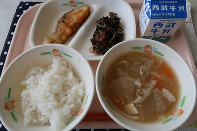 鮭の甘辛揚げ、ひじきの炒め煮、春キャベツの豚汁、ご飯、牛乳