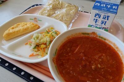 ミートソース、プレーンオムレツ、コールスローサラダ、スパゲッティ、牛乳