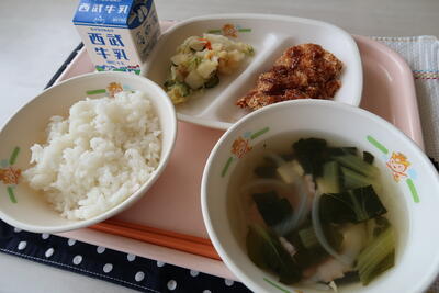 手作りチキンカツ、じゃが芋の和風サラダ、桜かまぼこのすまし汁、ご飯、牛乳