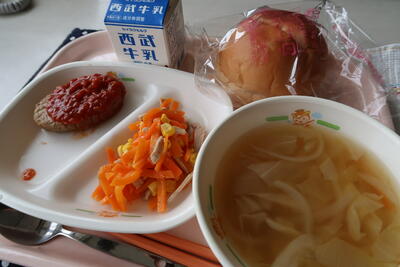 ハンバーグのケチャップソース、キャロットサラダ、野菜スープ、子供パン、牛乳