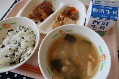 鰺フライ、大根と厚揚げの煮物、じゃが芋の味噌汁、わかめご飯、牛乳