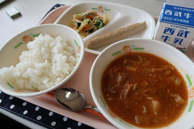 ポークカレー、焼きウインナー、小松菜サラダ、ご飯、牛乳