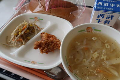 フライドチキン、ごぼうサラダ、ABCスープ、黒パン、牛乳