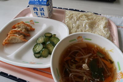 しょうゆラーメン、揚げ餃子、きゅうりのオイル漬け、中華麺、牛乳
