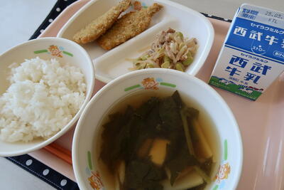 ママカリ海苔胡麻フライ、豚肉と白滝の炒め物、若竹汁、ご飯、牛乳