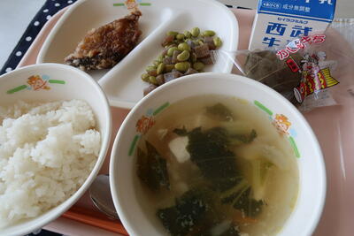 鰹の新玉ソース、こんにゃくと枝豆の炒め物、兜かまぼこのすまし汁、ご飯、牛乳、柏餅