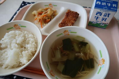 イカのサラサ揚げ、ごま和え、沢煮椀、ご飯、牛乳