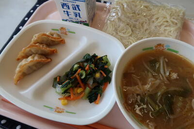 味噌ラーメン、揚げぎょうざ、こんにゃくサラダ、中華麺、牛乳