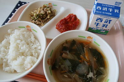 イカのチリソース、チンジャオロース、春雨スープ、ご飯、牛乳