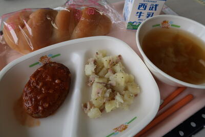 ハンバーグのシャリアピンソース、ジャーマンポテト、コンソメスープ、ツイストパン、牛乳