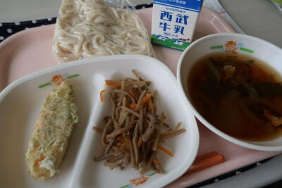 肉うどん、笹かまの磯部揚げ、きんぴらごぼう、地粉うどん、牛乳