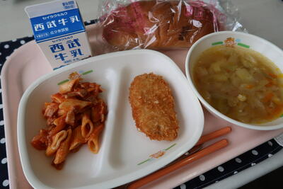白身魚フライ、ペンネのトマト煮、野菜スープ、黒パン、牛乳