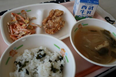 鶏肉の唐揚げ、にんじんのごまマヨ和え、じゃが芋の味噌汁、わかめご飯、牛乳
