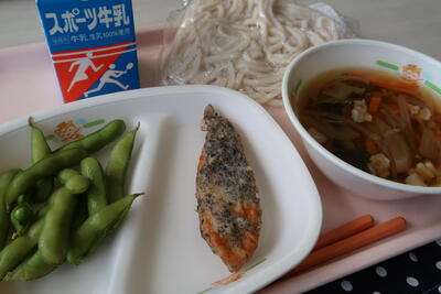 五目うどん、笹かまのゆかり揚げ、枝豆、地粉うどん、牛乳