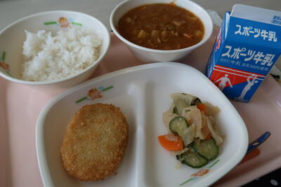 ポークカレー、かぼちゃコロッケ、手作り福神漬け、ご飯、牛乳