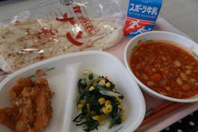 ポークビーンズ、鶏肉のスパイシー揚げ、ほうれん草サラダ、ナン、牛乳