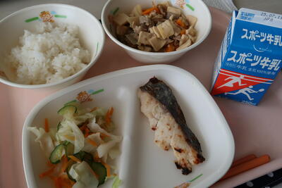 鰆の西京焼き、高野豆腐のうま煮、キャベツのさっぱり和え、ご飯、牛乳