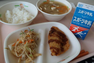 鰺フライ、五目ごま和え、豚汁、ご飯、牛乳