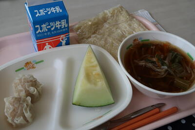 しょうゆラーメン、ポークシュウマイ、中華麺、メロン、牛乳