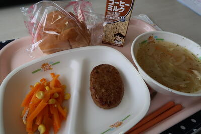 照り焼きハンバーグ、キャロットサラダ、ABCスープ、子供パンスライス、コーヒーミルク
