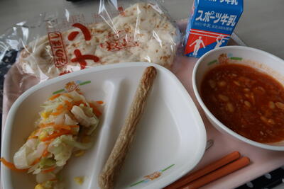 焼きウインナー、チリビーンズ、フレンチサラダ、ナン、牛乳