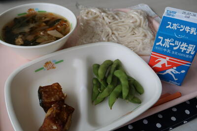 鶏南蛮うどん、かぼちゃの蜜がらめ、枝豆、土粉うどん、牛乳