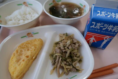 オムレツの中華あんかけ、チンジャオロース、春雨スープ、ご飯、牛乳