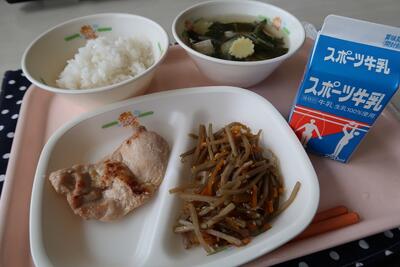 鶏肉のみそ漬け焼き、きんぴらごぼう、菊かまぼこのすまし汁、ご飯、牛乳
