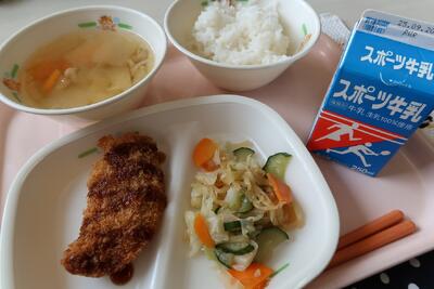 鰹フライ、野菜のたくあんあえ、冬瓜汁、ご飯、牛乳