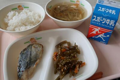 鰆の文化干し、高野豆腐のそぼろ煮、ごま味噌和え、ごはん、牛乳