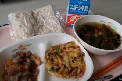 五目うどん、野菜のかき揚げ、こんにゃくのおかか煮、地粉うどん、牛乳