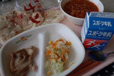 ポークビーンズ、鶏肉のガーリック焼き、コールスローサラダ、ナン、牛乳