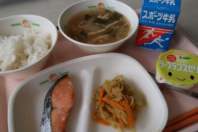 鮭の塩焼き、切干大根のカレー炒め、じゃが芋の味噌汁、ご飯、牛乳、ラ・フランスゼリー