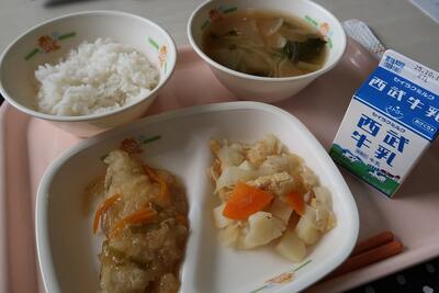 白身魚の野菜あんかけ、じゃが芋の和風サラダ、大根の味噌汁、ご飯、牛乳