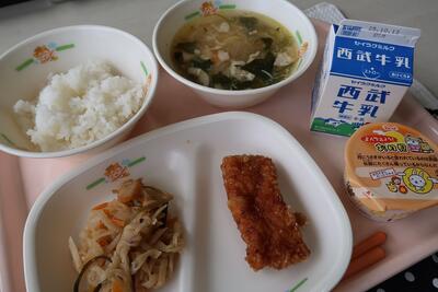 イカのサラダ揚げ、切干大根の炒め煮、お月見汁、ご飯、牛乳、十五夜デザート
