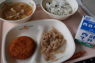 エビカツ、鶏肉とれんこんの炒め物、さつま汁、わかめご飯、牛乳