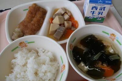 秋刀魚のおろしソース、里芋の煮物、秋のすまし汁、ご飯、牛乳