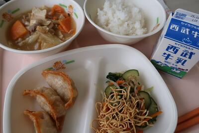 揚げ餃子、生揚炒菜、パリパリ中華サラダ、ご飯、牛乳
