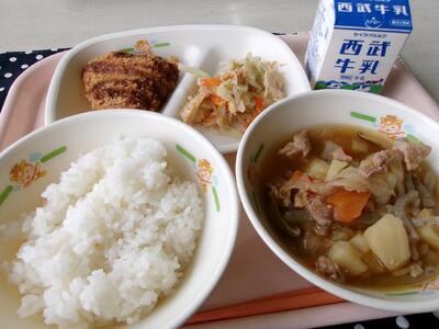 白身魚フライ、肉じゃが、五目ごま和え、ご飯、牛乳