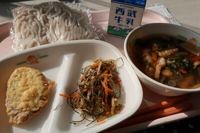 鶏南蛮うどん、さつま芋の天ぷら、昆布の炒め煮、地粉うどん、牛乳