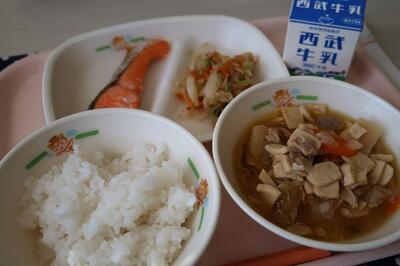 鮭の塩焼き、おかか和え、高野豆腐のうま煮、ご飯、牛乳