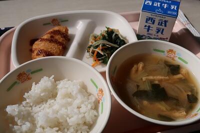 鯵フライ、ほうれん草のおひたし、小松菜の味噌汁、ご飯、牛乳