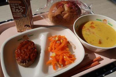 ハンバーグのシャリアピンソース、キャロットサラダ、パンプキンシチュー、子供パン、コーヒーミルク