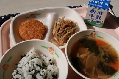 里芋コロッケ、変わりきんぴら、すいとん、わかめご飯、牛乳