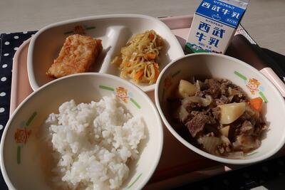 イカの竜田揚げ、牛肉じゃが、切干大根のカレー炒め、ご飯、牛乳