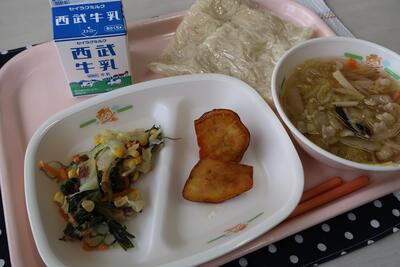 タンメン、キャラメルポテト、海藻サラダ、中華麺、牛乳