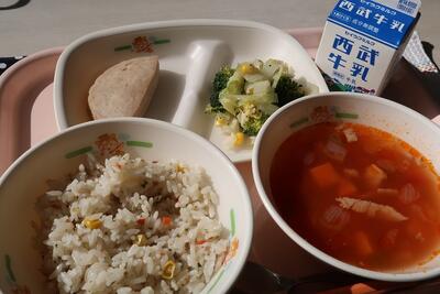 ボロニアソーセージ、ブロッコリーのサラダ、ミネストローネ、ごぼうピラフ、牛乳